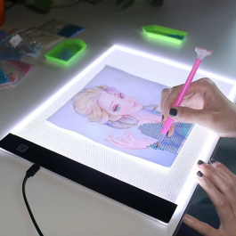 Tableta de luz LED (tamaños A3/A4/A5) con tres niveles de intensidad regulable; ideal para dibujo, pintura de diamantes y bordado. Un regalo perfecto.